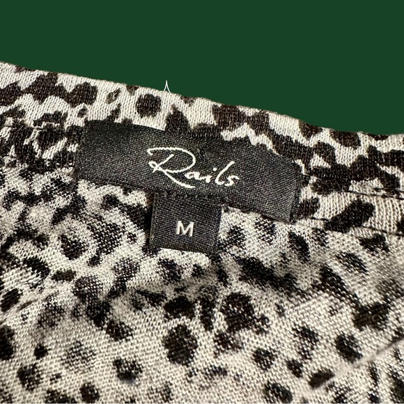 Rails ‘Cara’ Women's Black and White Leopard Print V-Neck Linen-Blend Top Size M - Picture 5 of 16